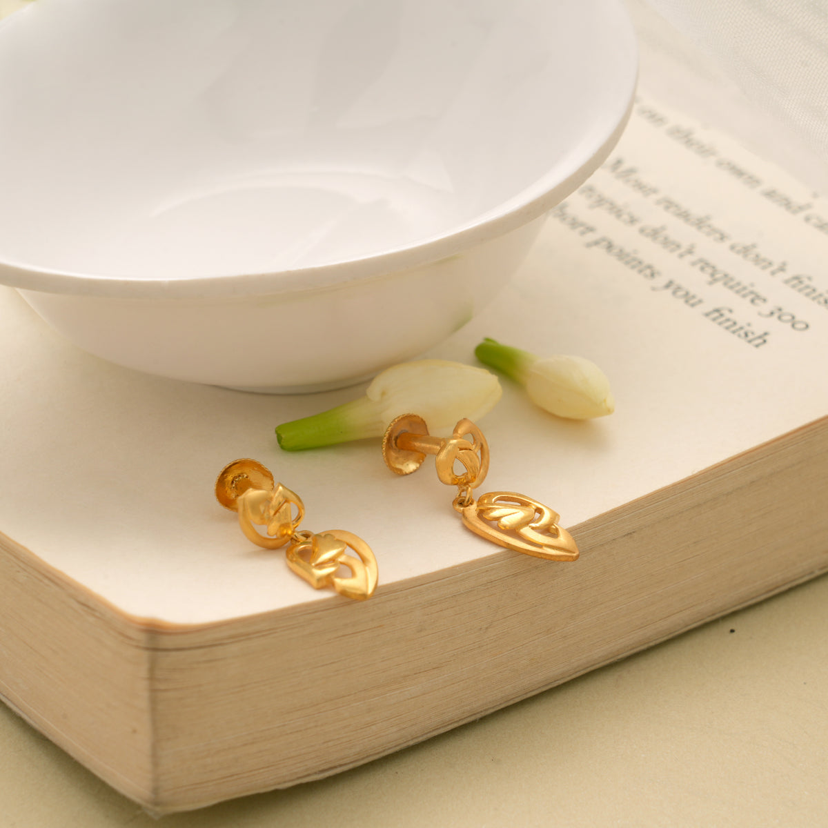 Classic Leaf Pattern Golden Earring