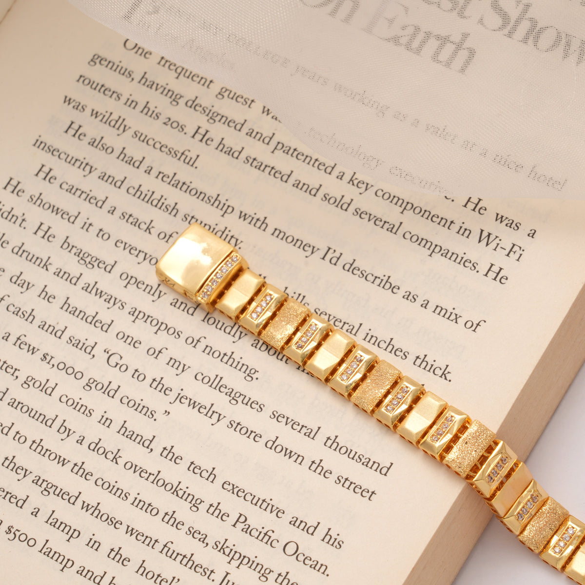 Elegant Link Pattern Golden Bracelet for Men
