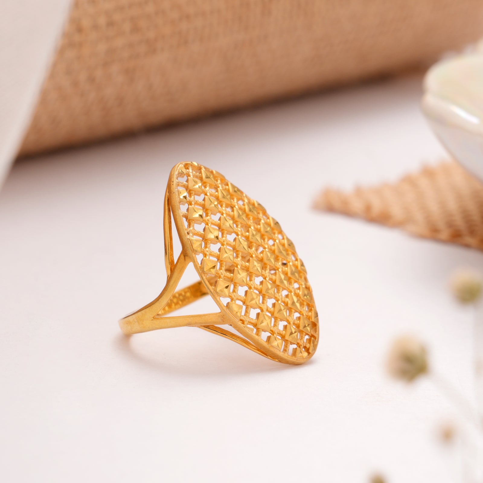 Elegant Mesh Pattern Golden Ring