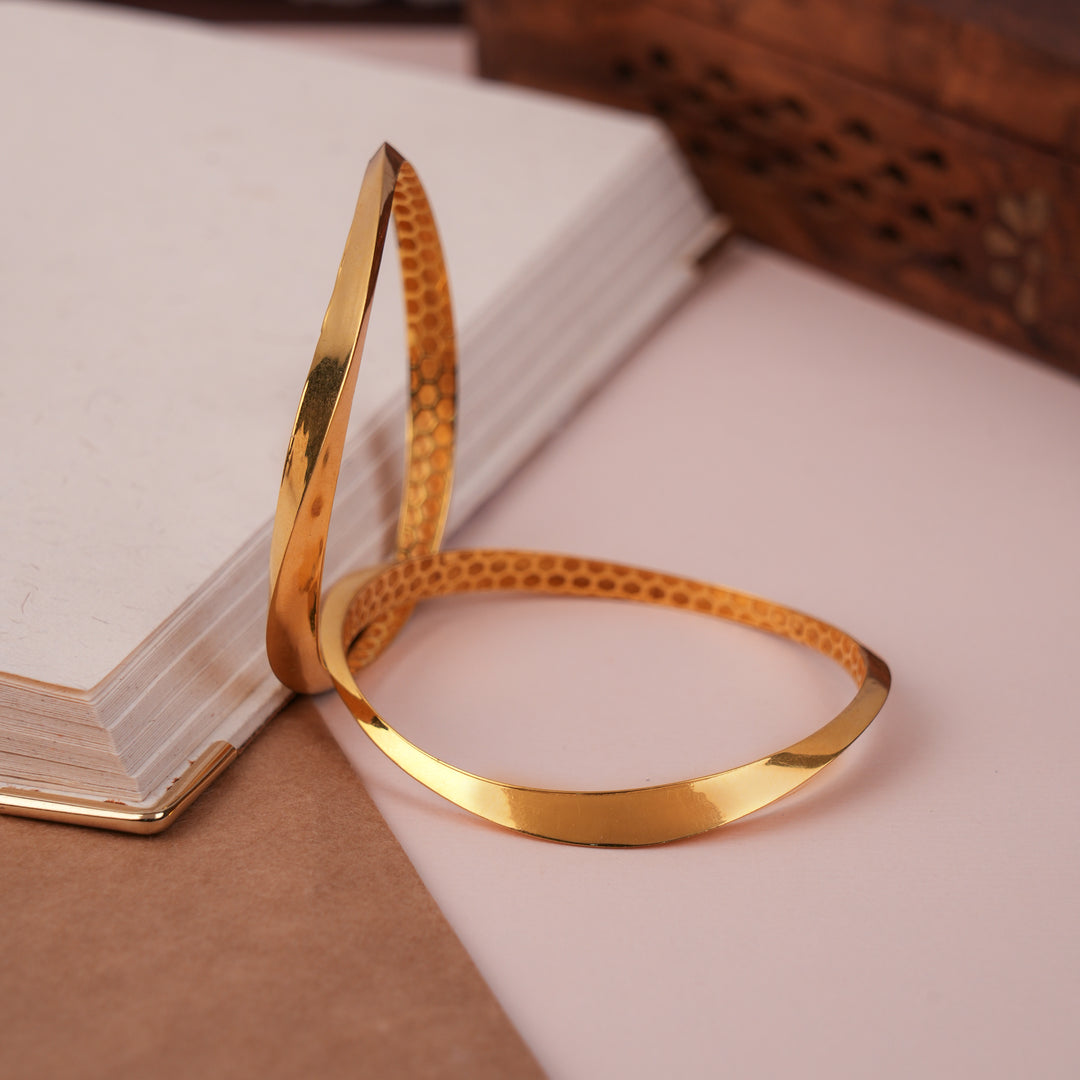 Elegant Wavy Design Casting Gold Bangles