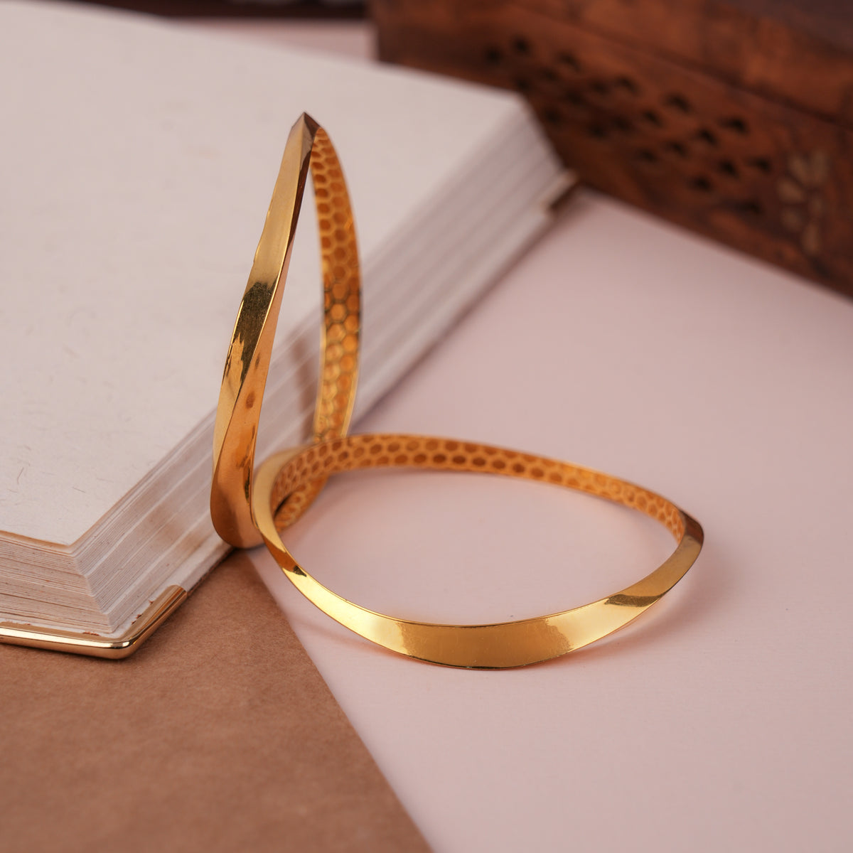 Elegant Wavy Design Casting Gold Bangles