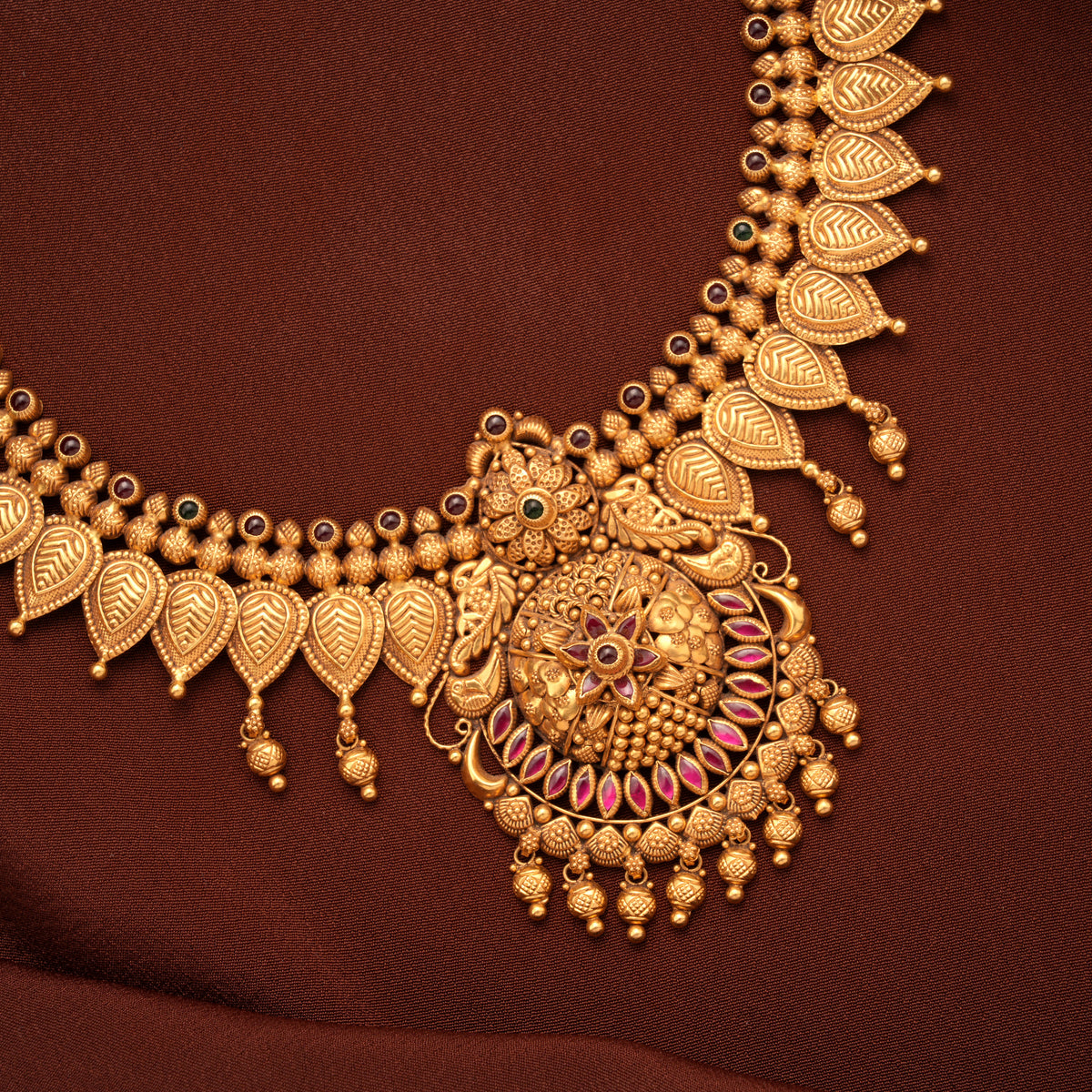 Vintage Leaf Design Gold Necklace