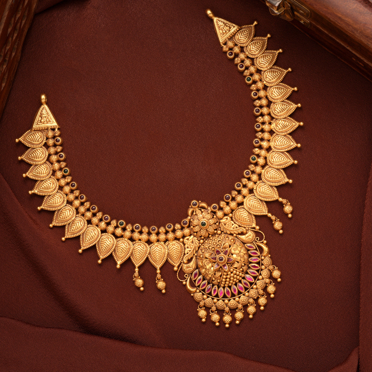 Vintage Leaf Design Gold Necklace