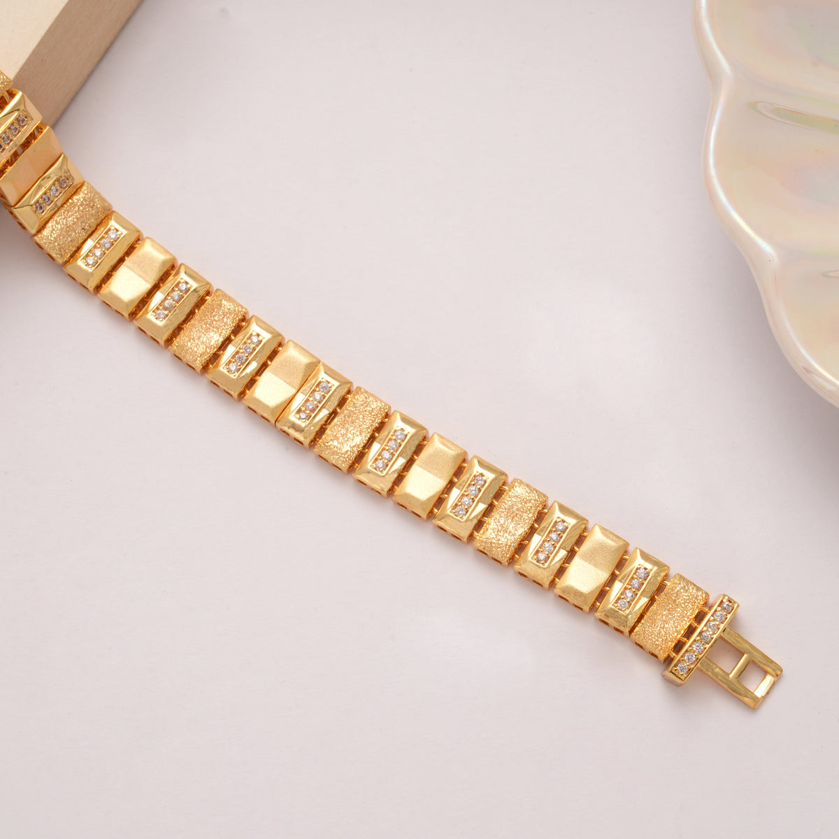 Elegant Link Pattern Golden Bracelet for Men