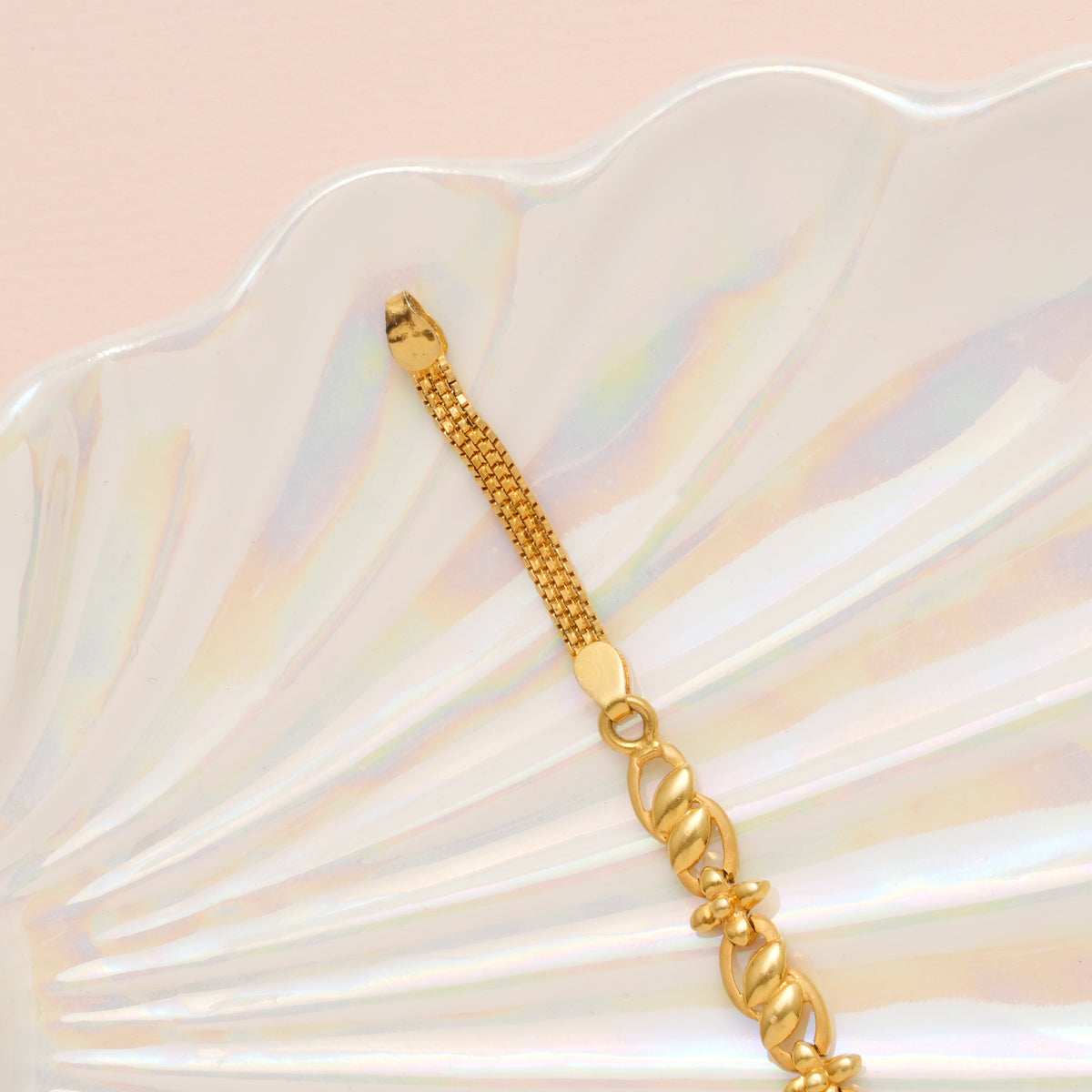 Elegant Floral and Leaf Gold Bracelet for Women