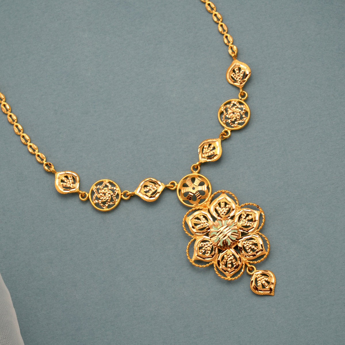 Beautiful Floral Gold Chain Necklace