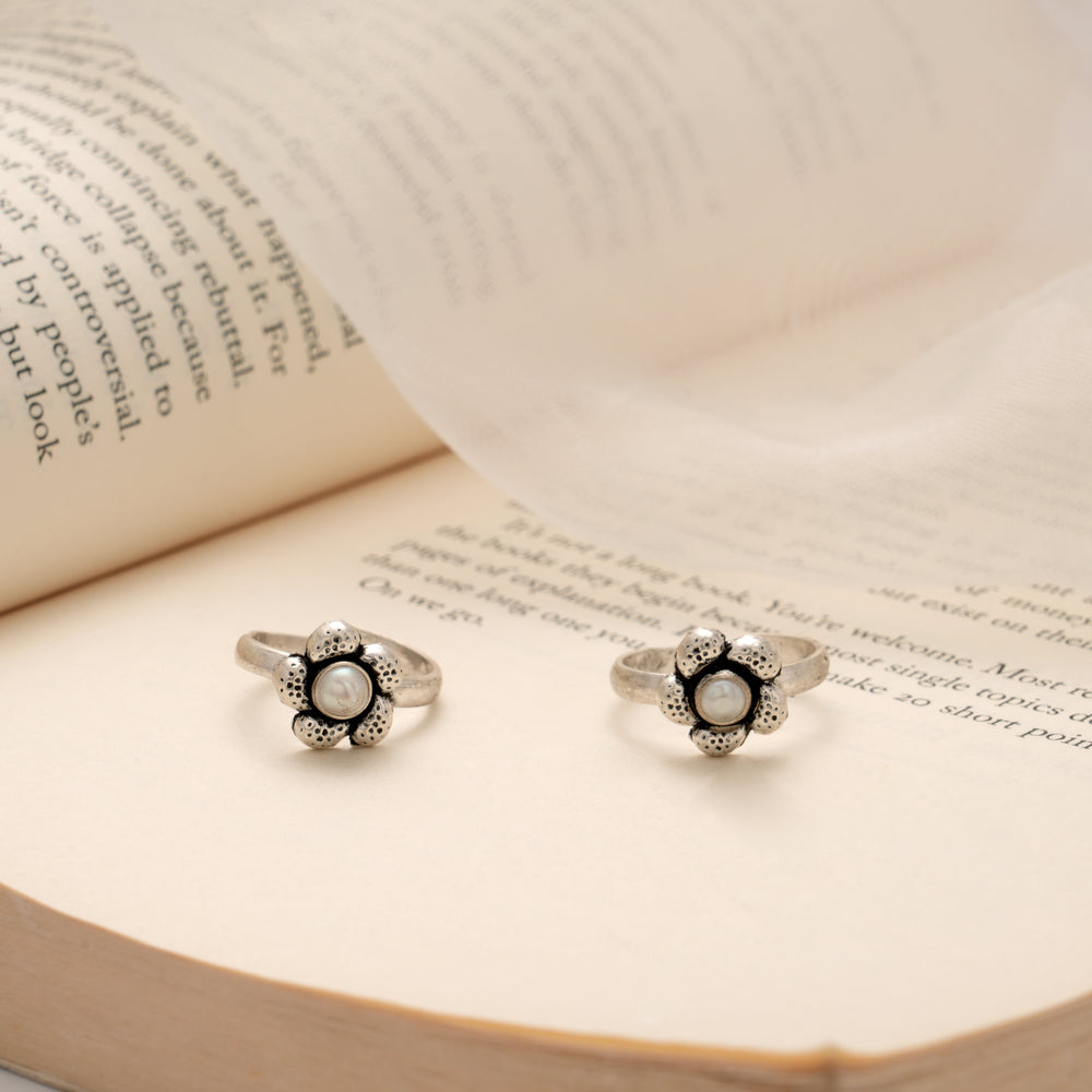 Sleek Sunflower Design Silver Toe Ring