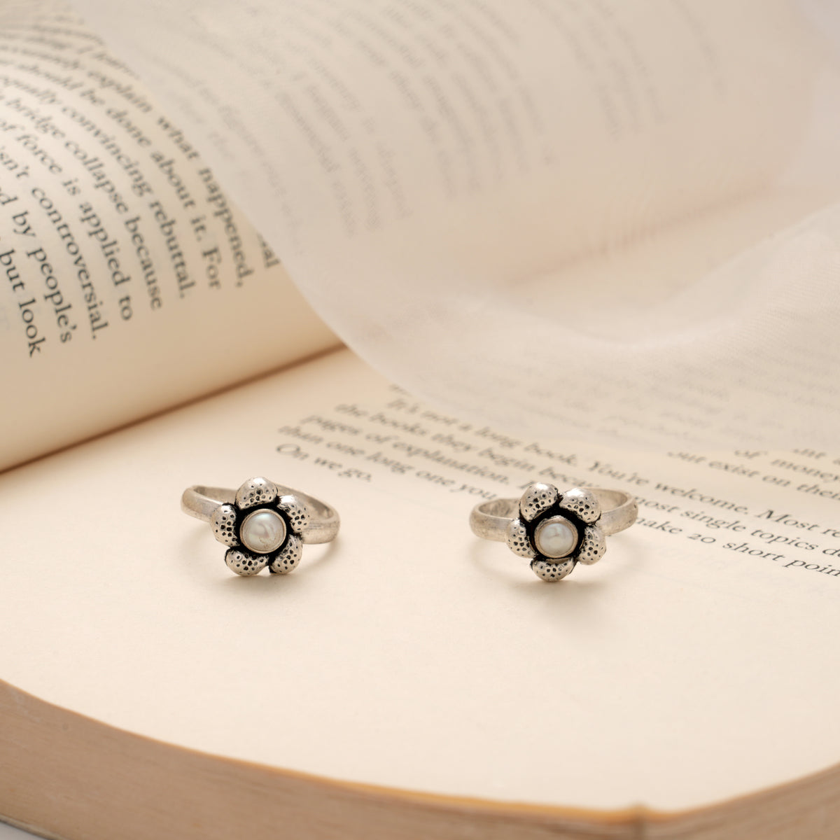 Sleek Sunflower Design Silver Toe Ring