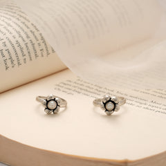 Sleek Sunflower Design Silver Toe Ring