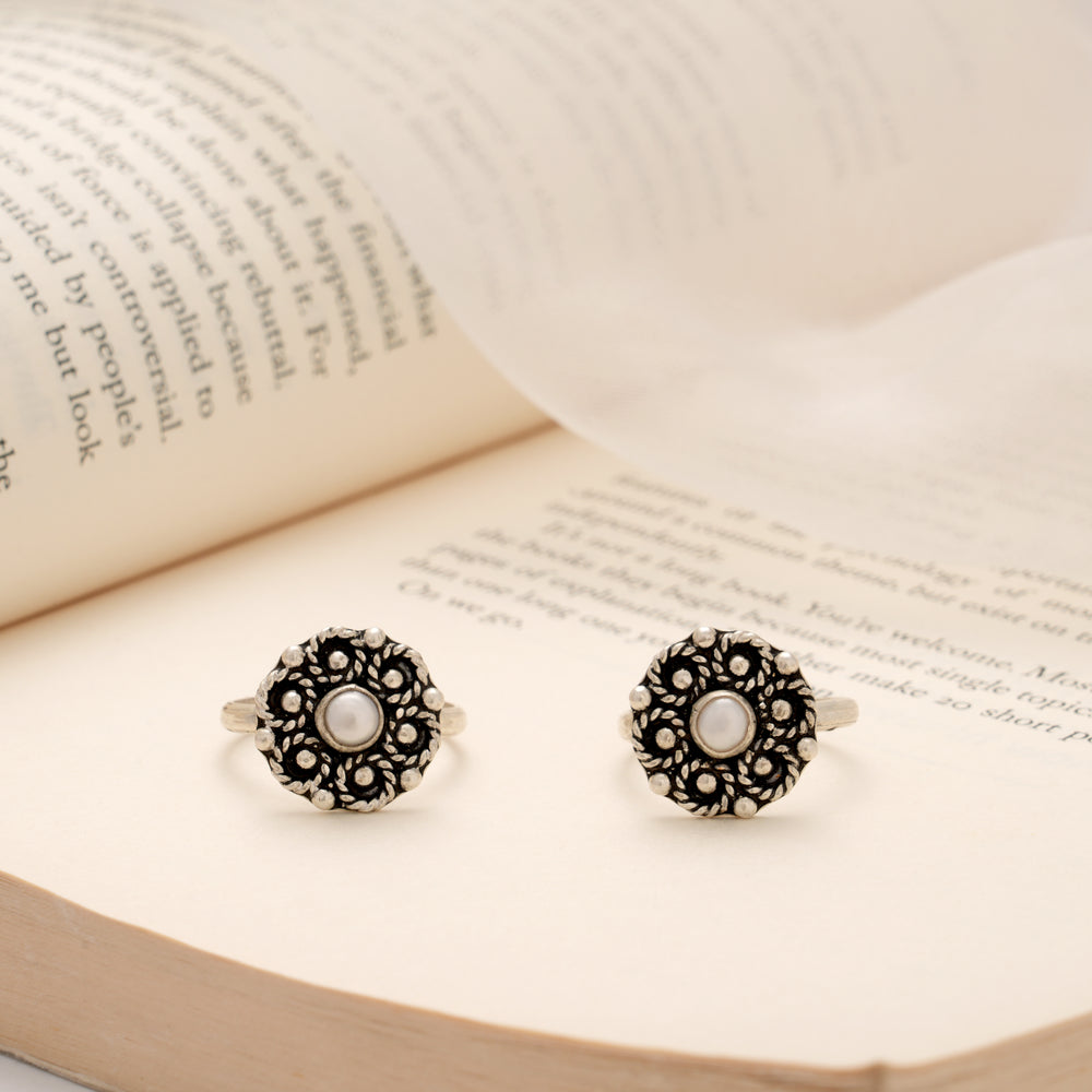 Antique Crown Design Floral Silver Toe Ring
