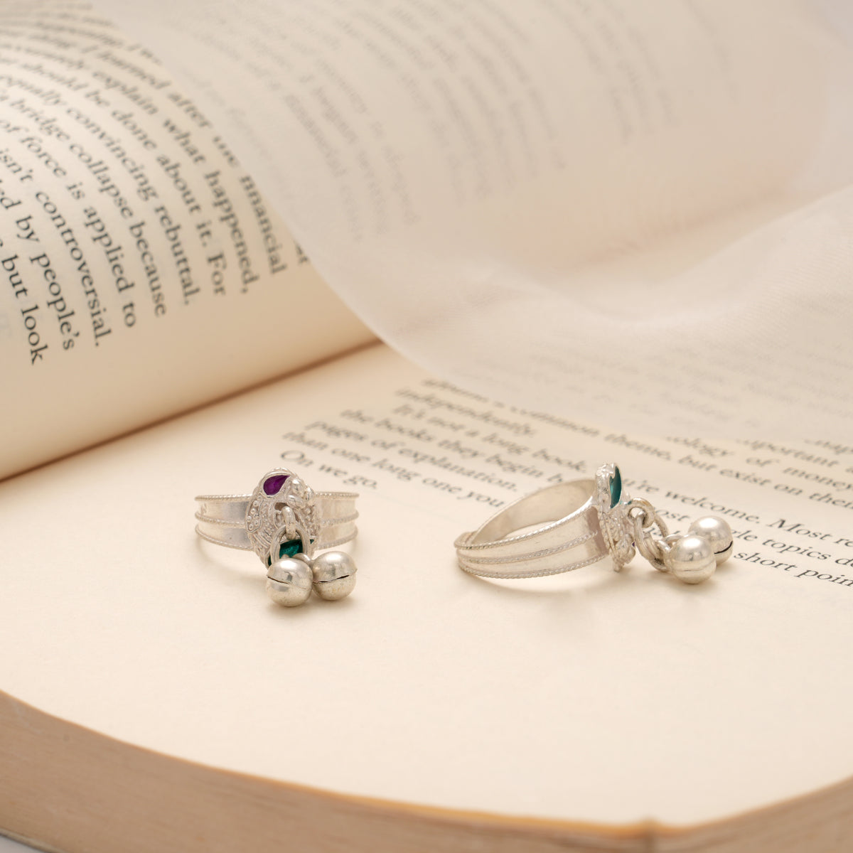 Sleek Leafy Design Enamel Silver Toe Ring