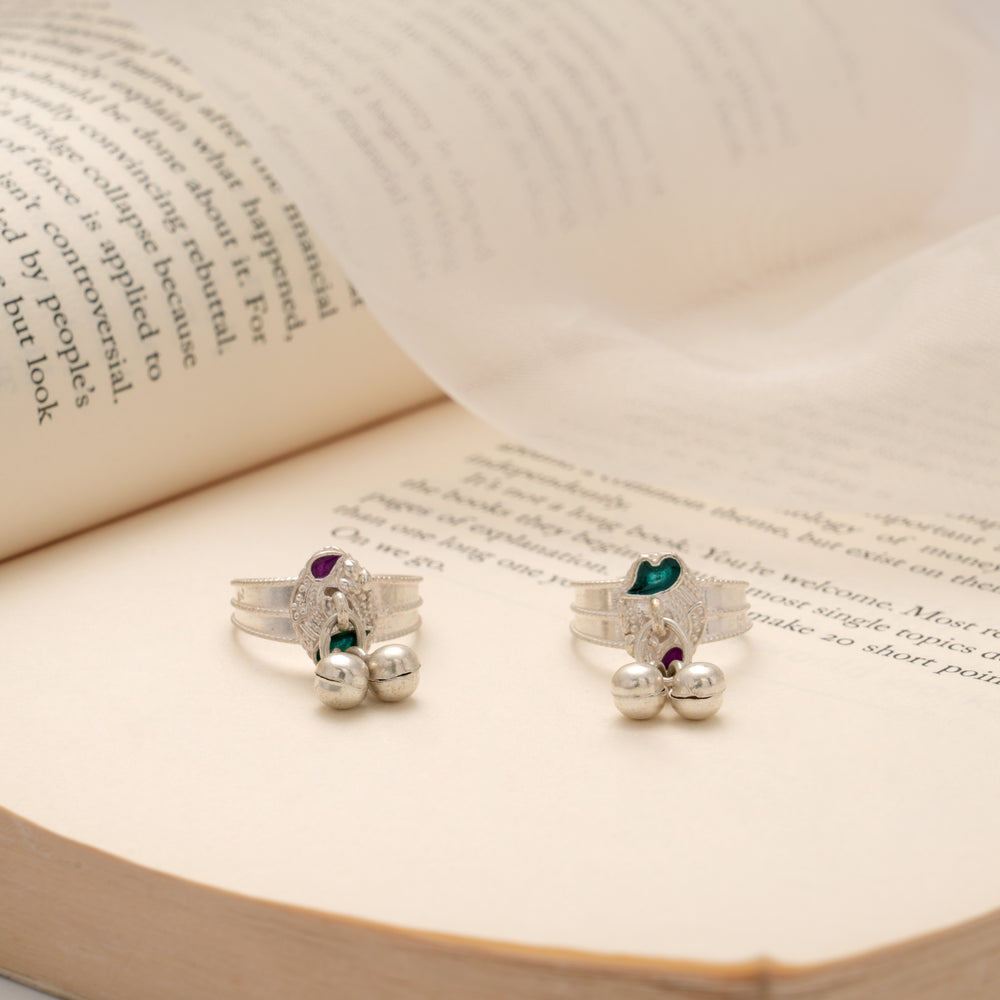 Sleek Leafy Design Enamel Silver Toe Ring