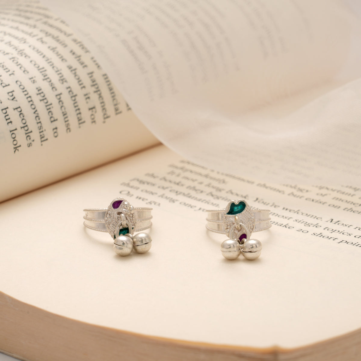 Sleek Leafy Design Enamel Silver Toe Ring