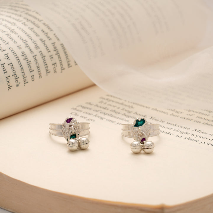 Sleek Leafy Design Enamel Silver Toe Ring