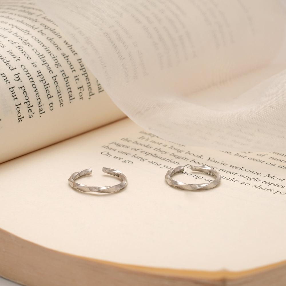 Sleek Twisted Design Silver Toe Ring