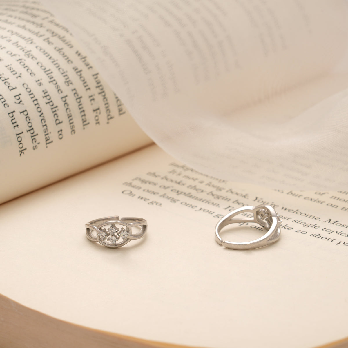 Sleek Curved Flower Design Silver Toe Ring
