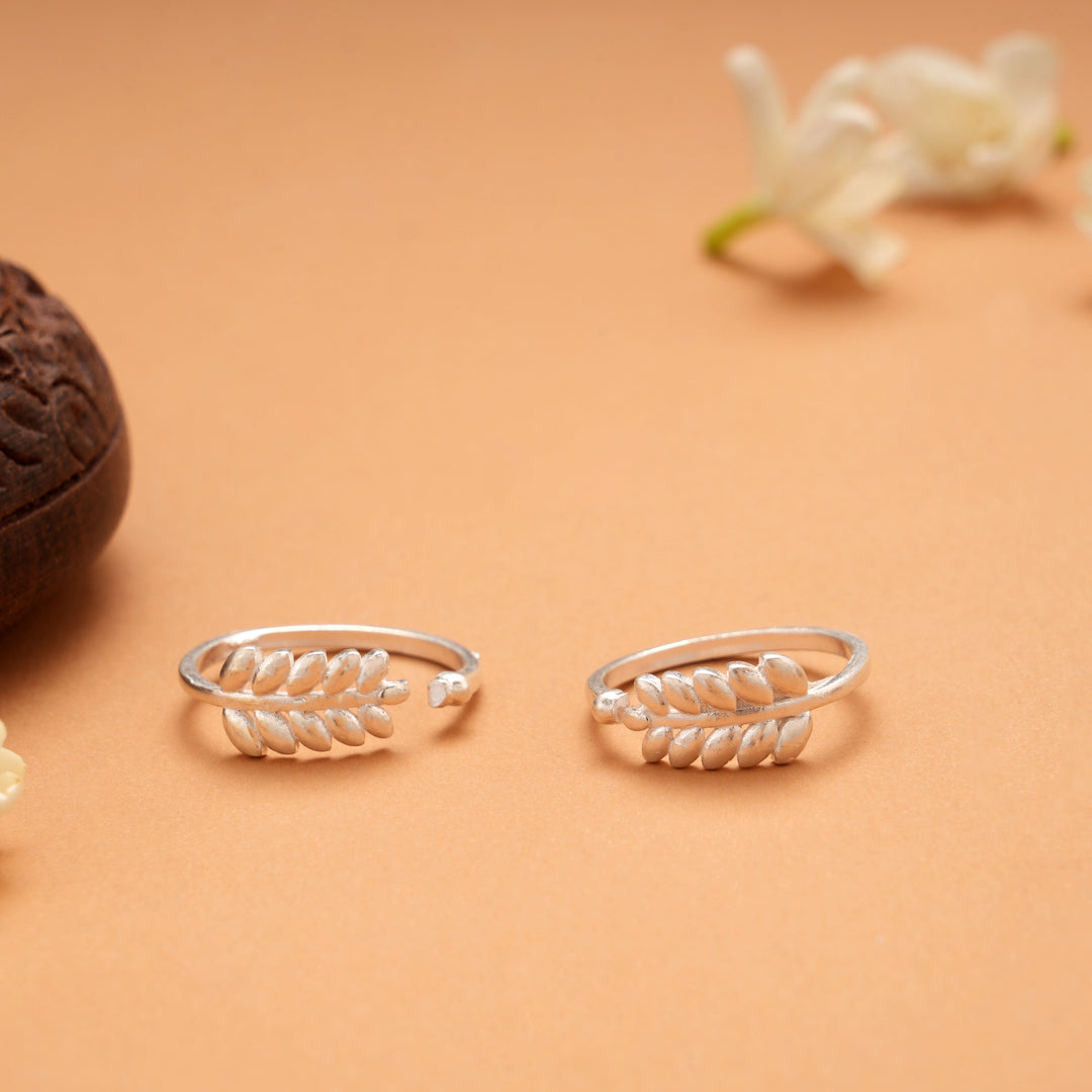 Classic Leaf Pattern Toe Ring