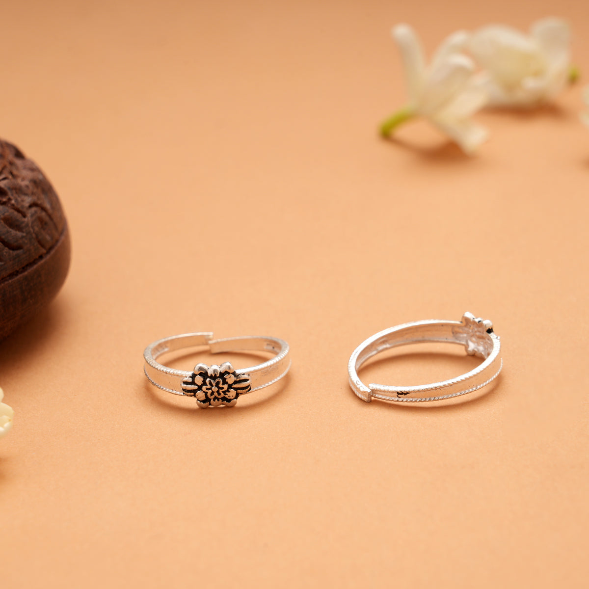 Bold Green Leaf Pattern Silver Toe Ring