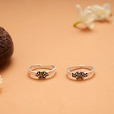Bold Green Leaf Pattern Silver Toe Ring