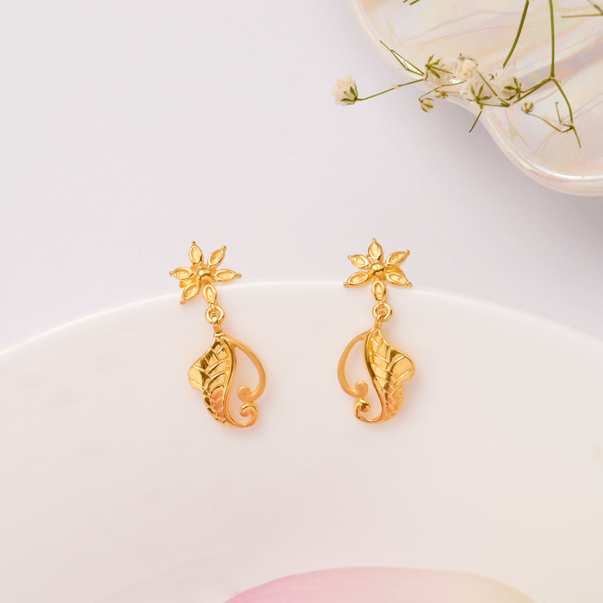 Leafy Flower Design Golden Necklace Set