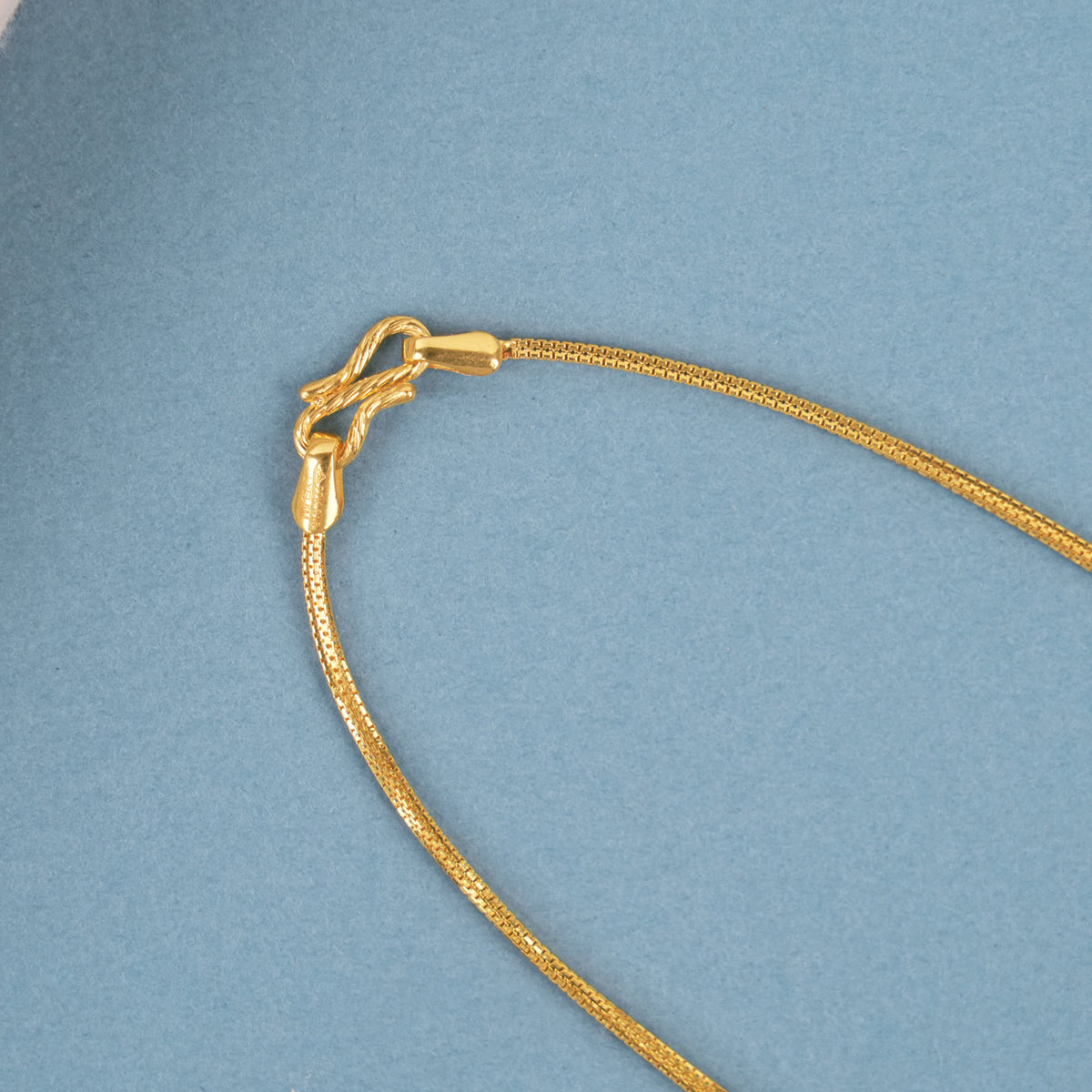 Stylish Textured Gold Oval Link Necklace