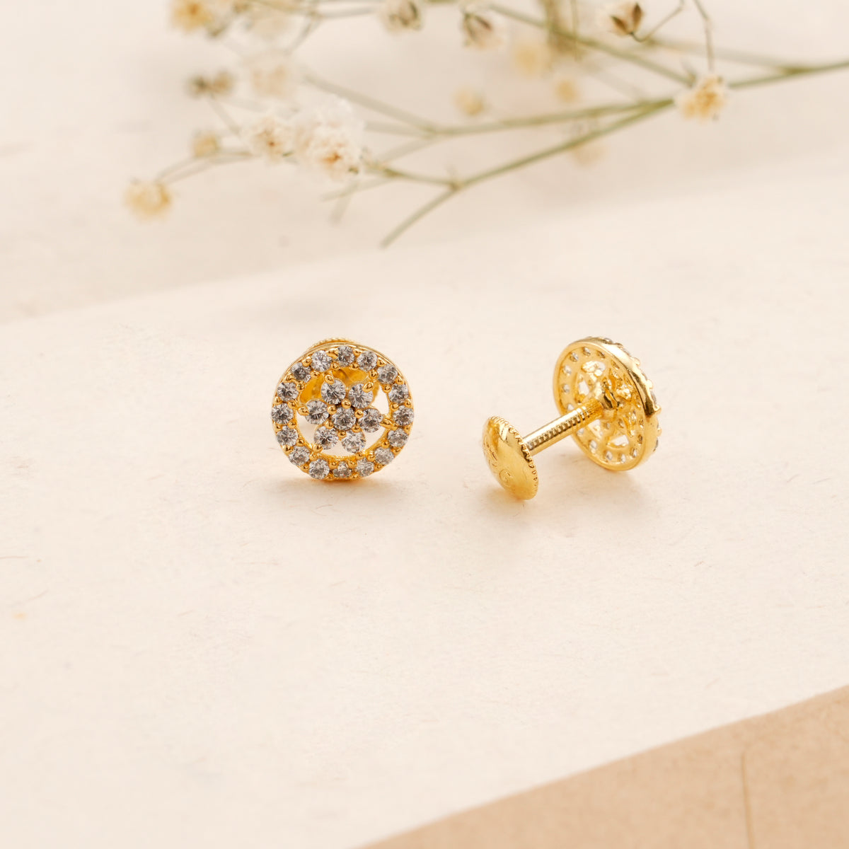Delightful Clover Leaf Golden Stud