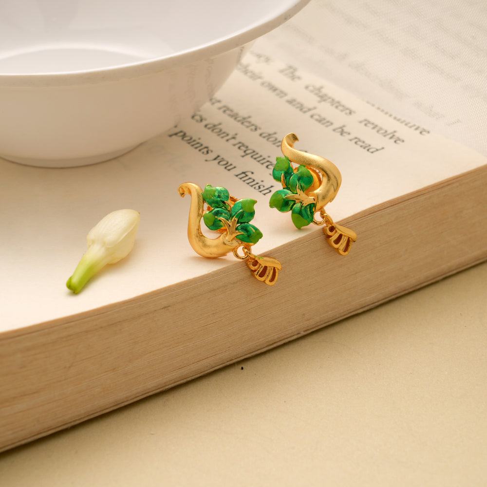 Curved Leaves Pattern Golden Earring