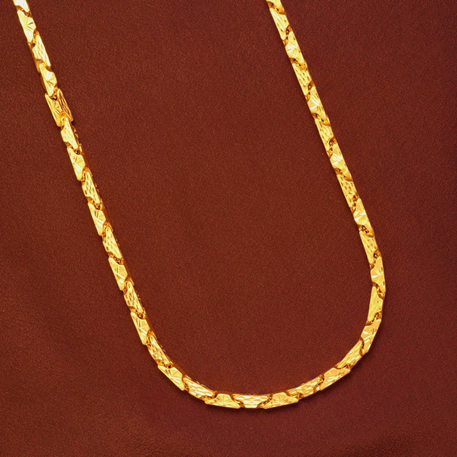 Elegant Geometric Cut Design Gold Chain