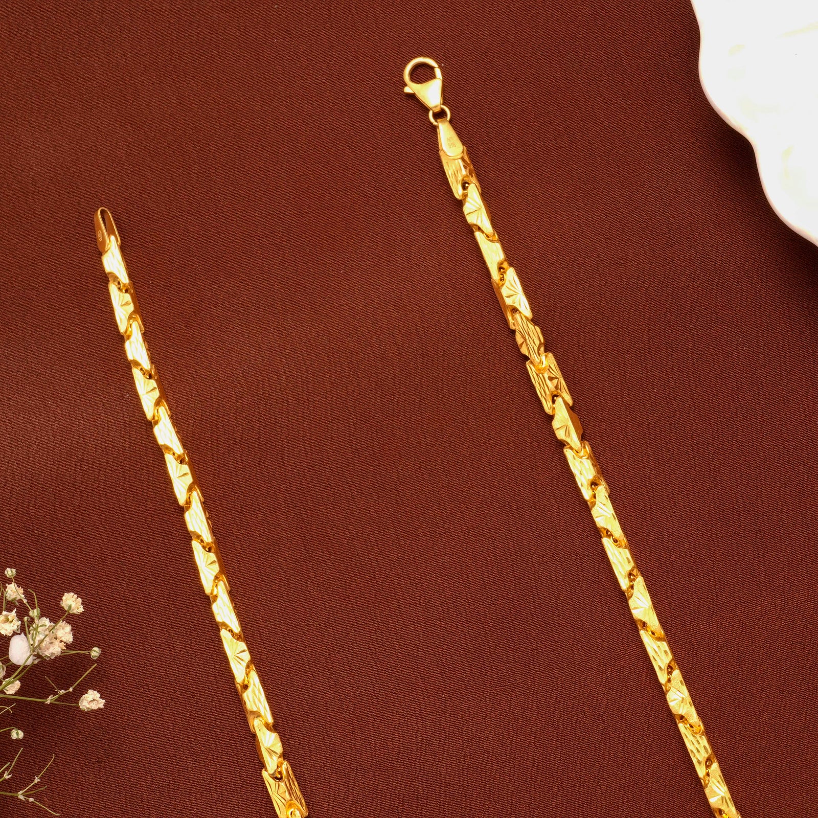 Elegant Geometric Cut Design Gold Chain