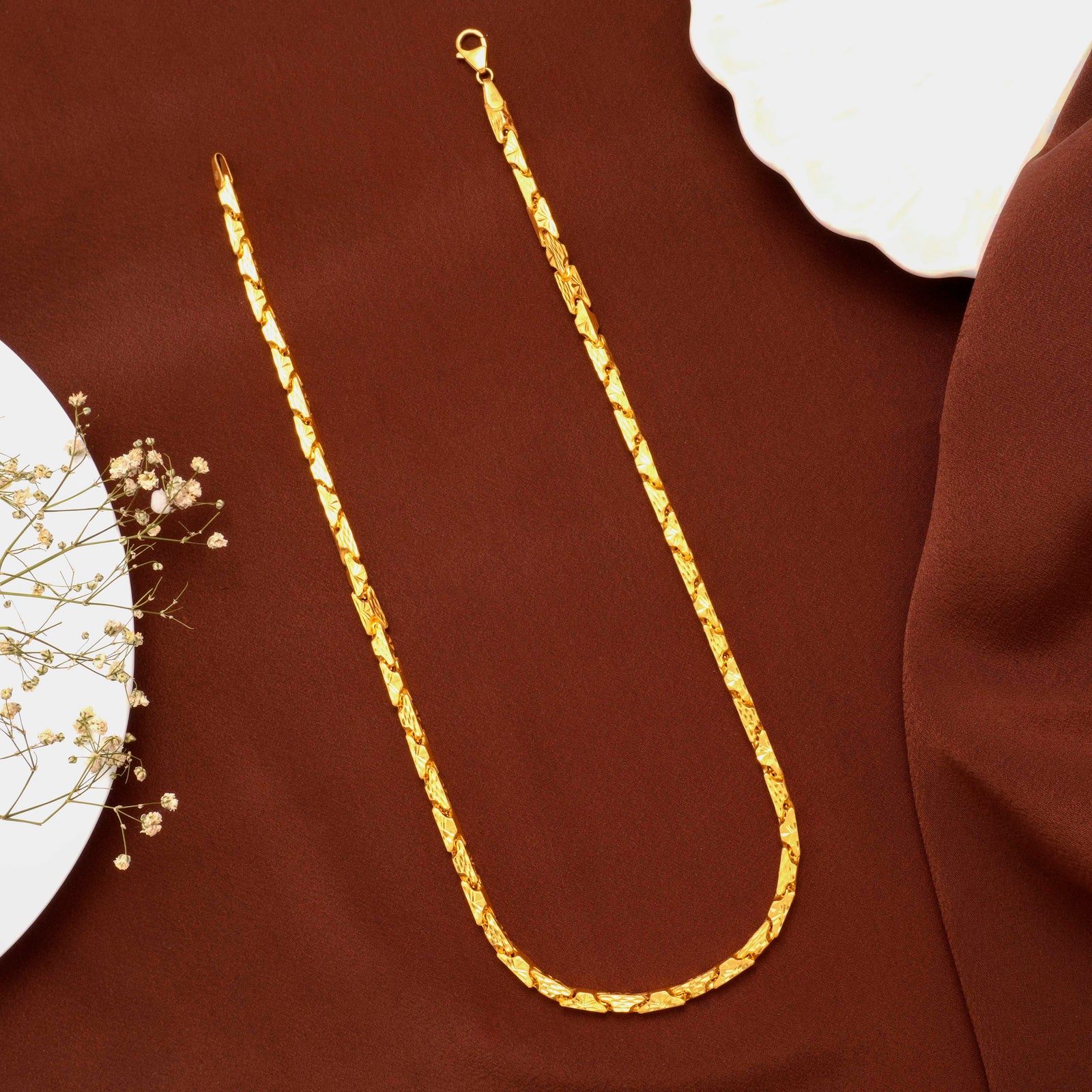 Elegant Geometric Cut Design Gold Chain