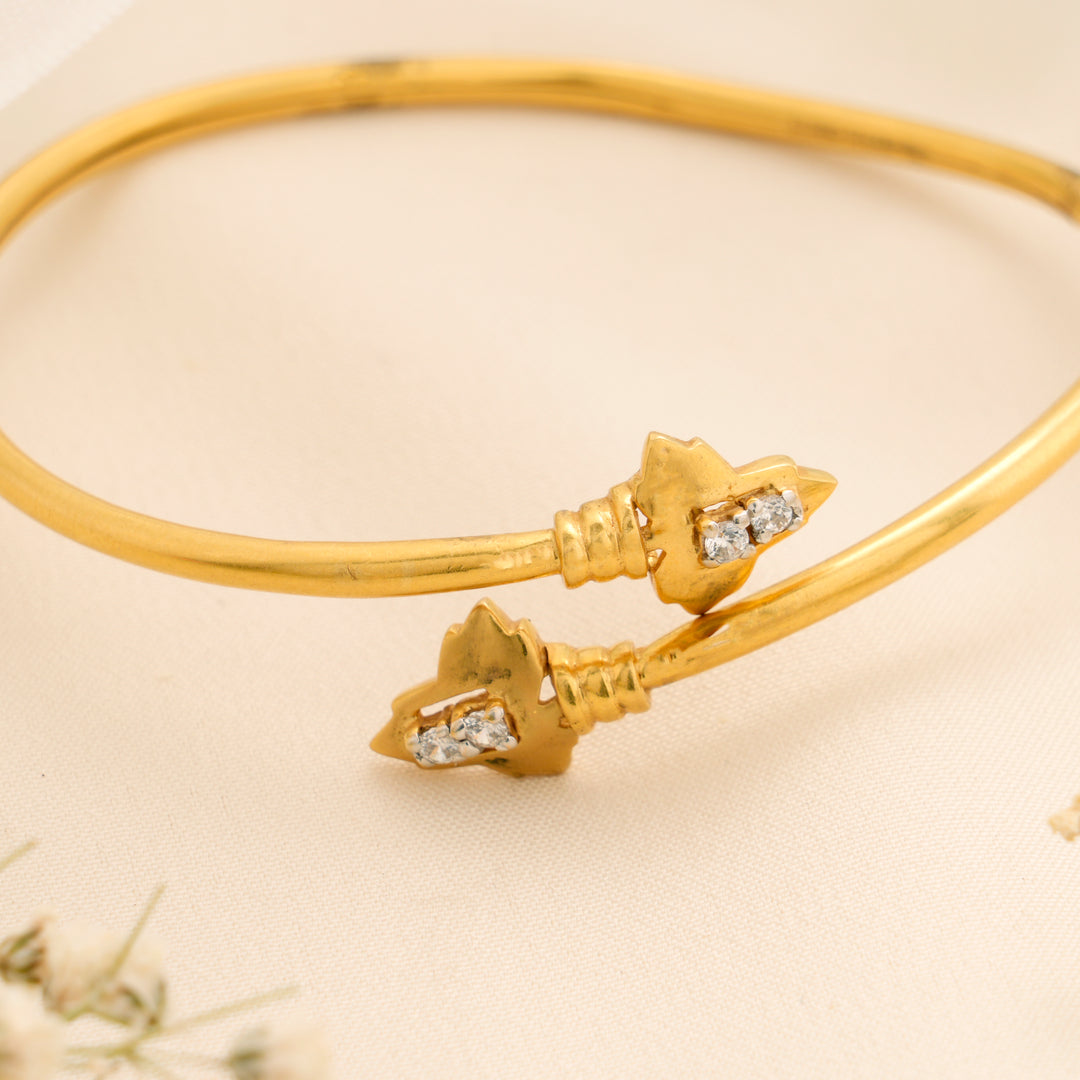 Sleek Star Edge Design Gold Kada