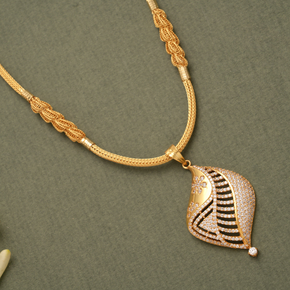 Pretty Paisley Design Pendant Golden Necklace