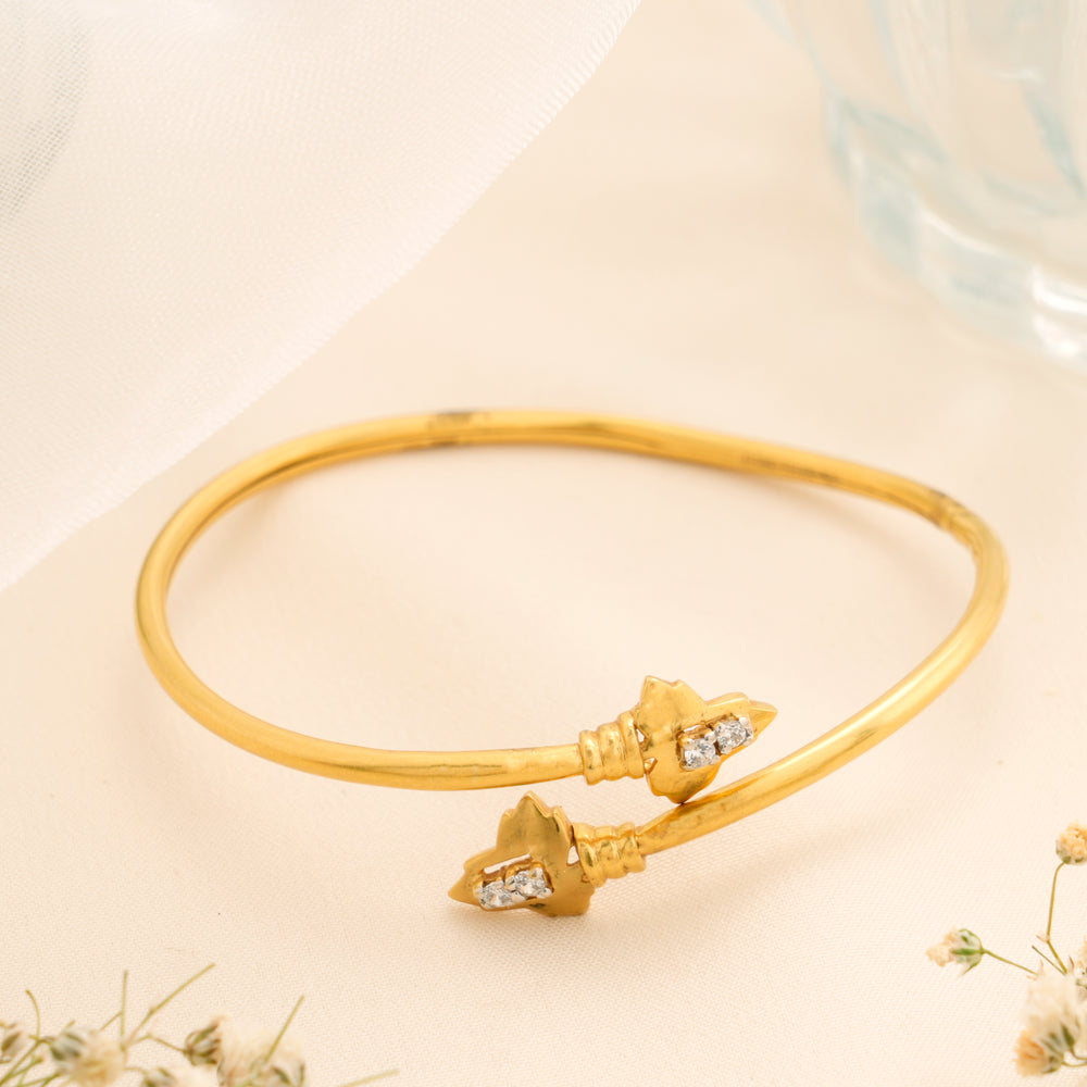 Sleek Star Edge Design Gold Kada