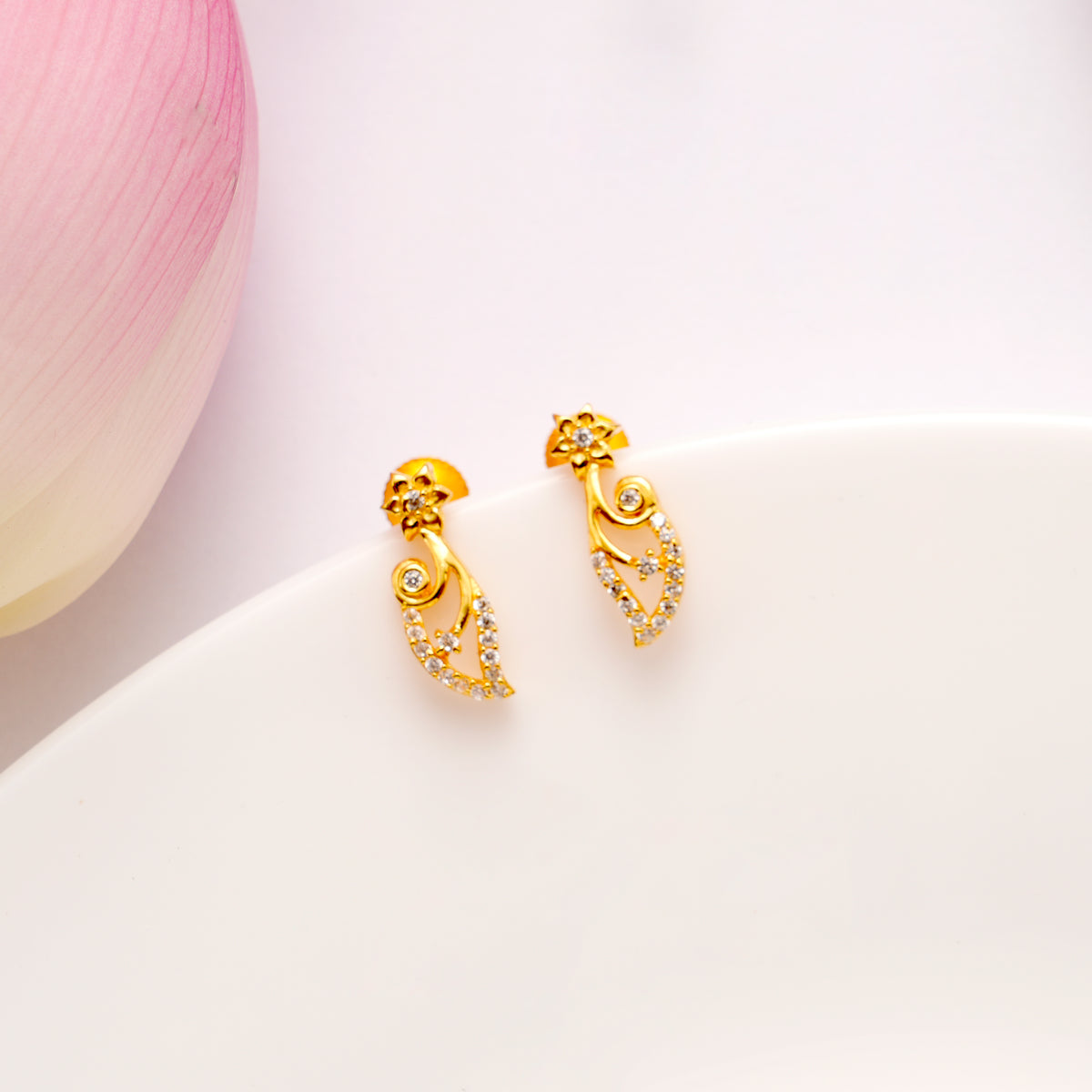 Sparkling Floral White Stone Golden Necklace Set