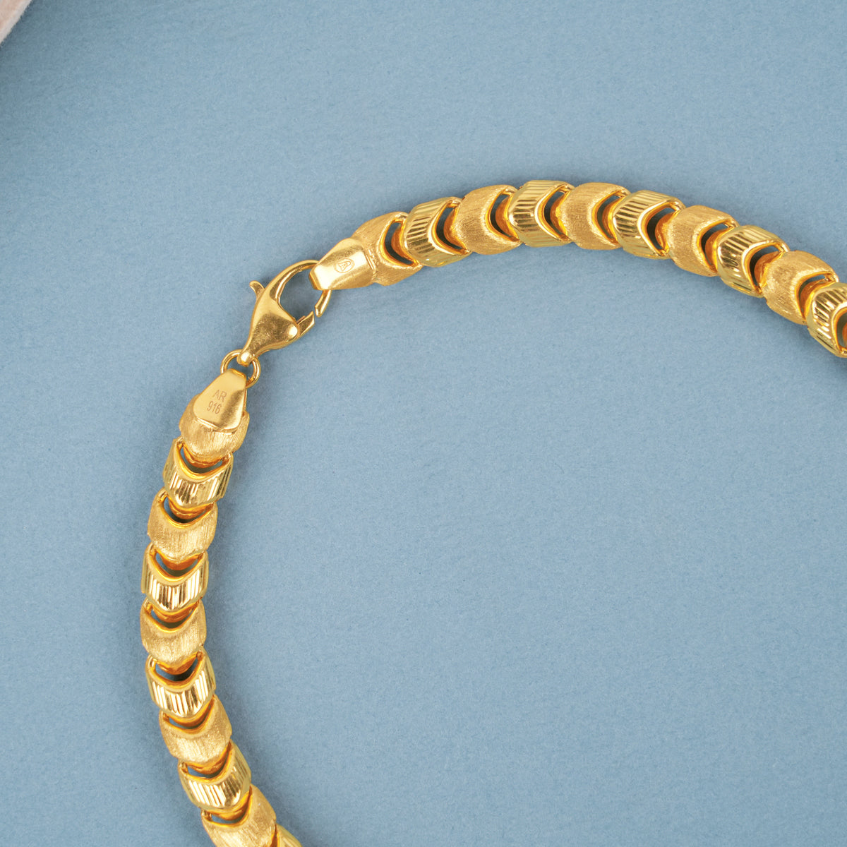 Modern Bold Gold Interlocking Link Chain