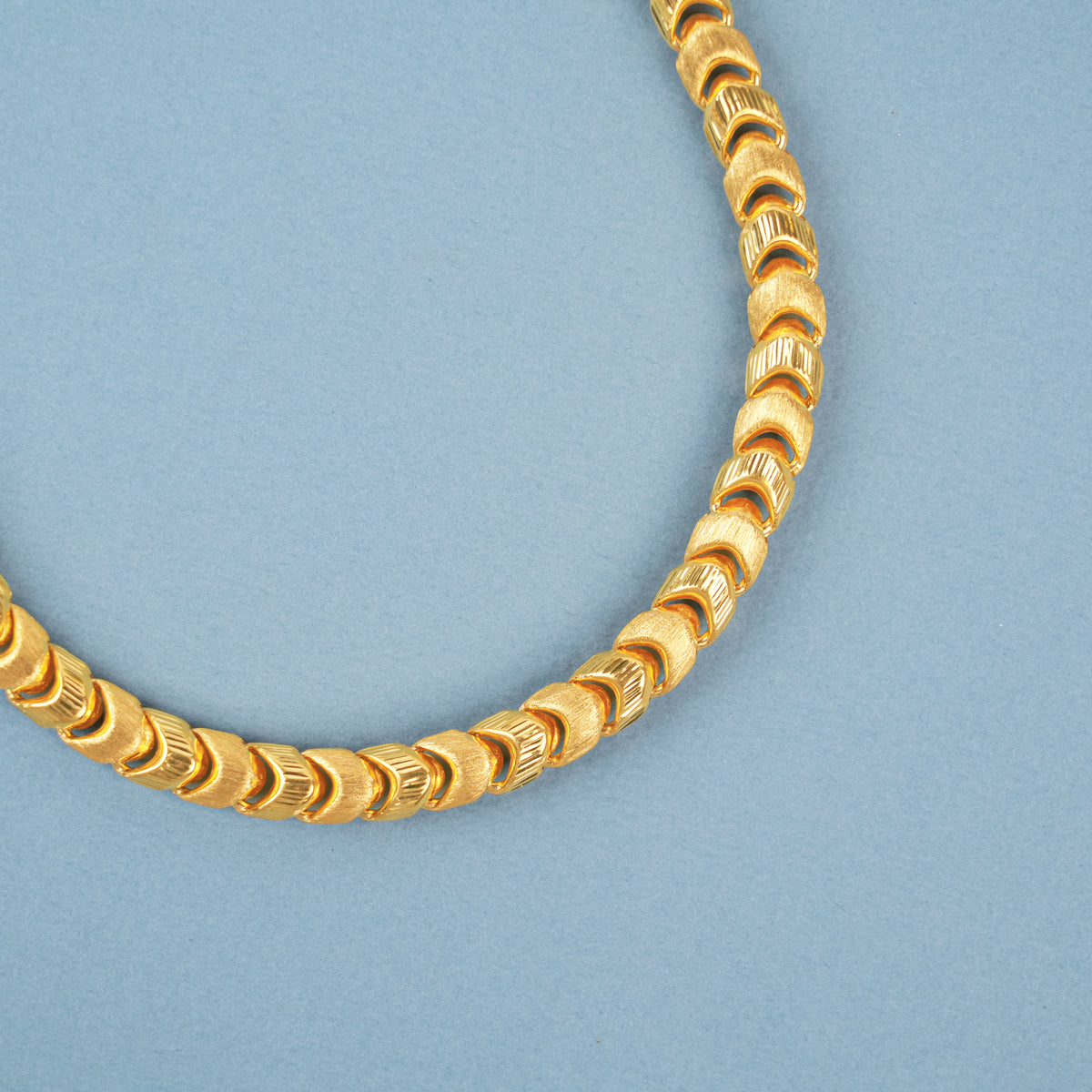 Modern Bold Gold Interlocking Link Chain