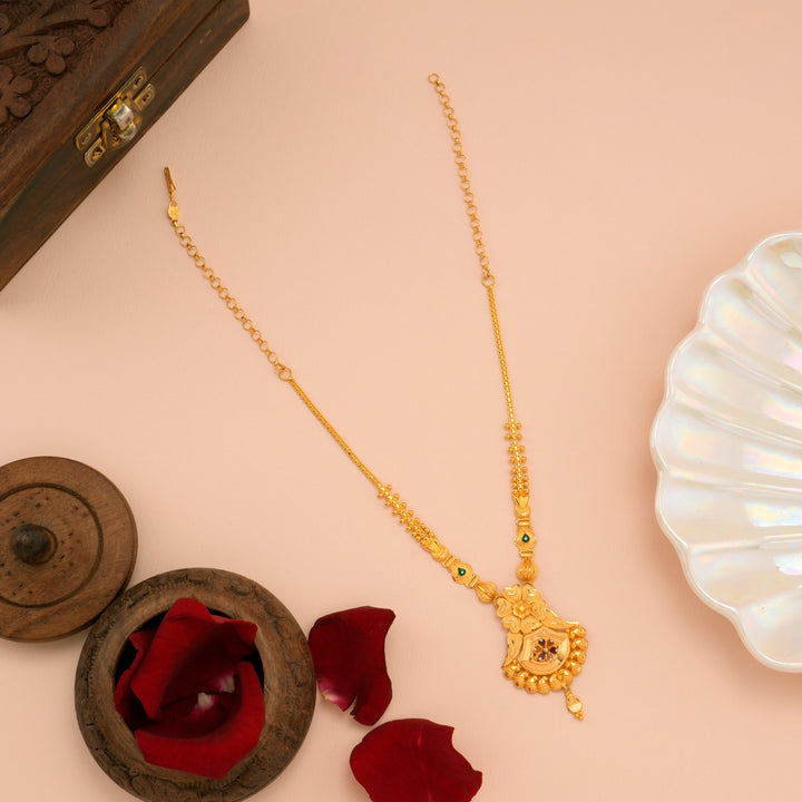 Elegant Floral Designed Gold Necklace