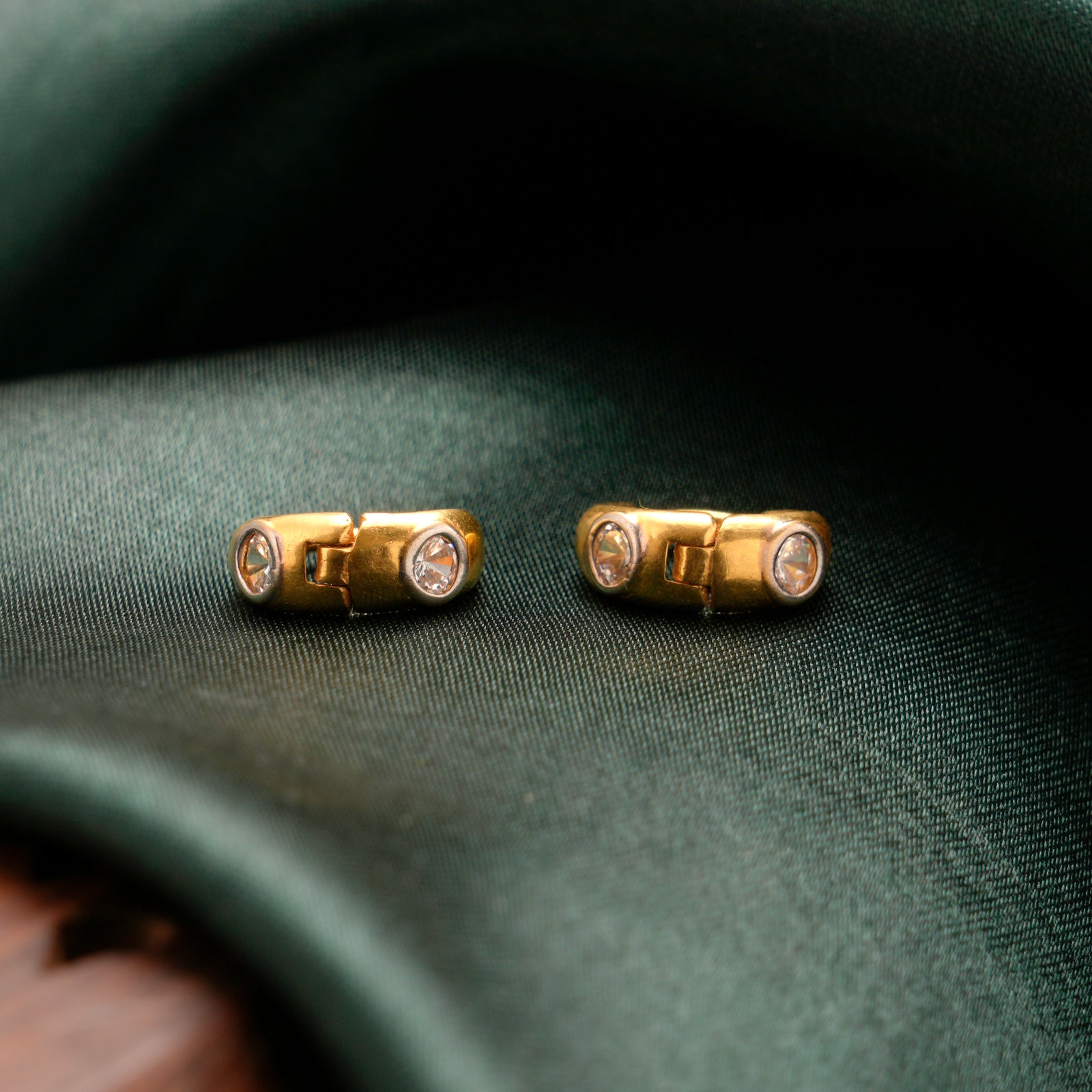 Link Stone Gold Huggie Earrings