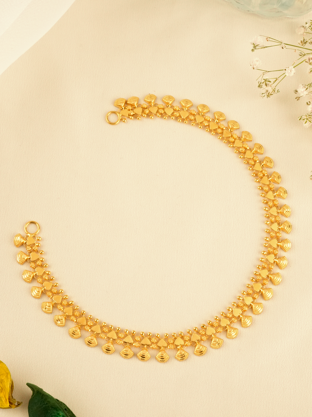 Elegant Blossom Pattern Gold Necklace