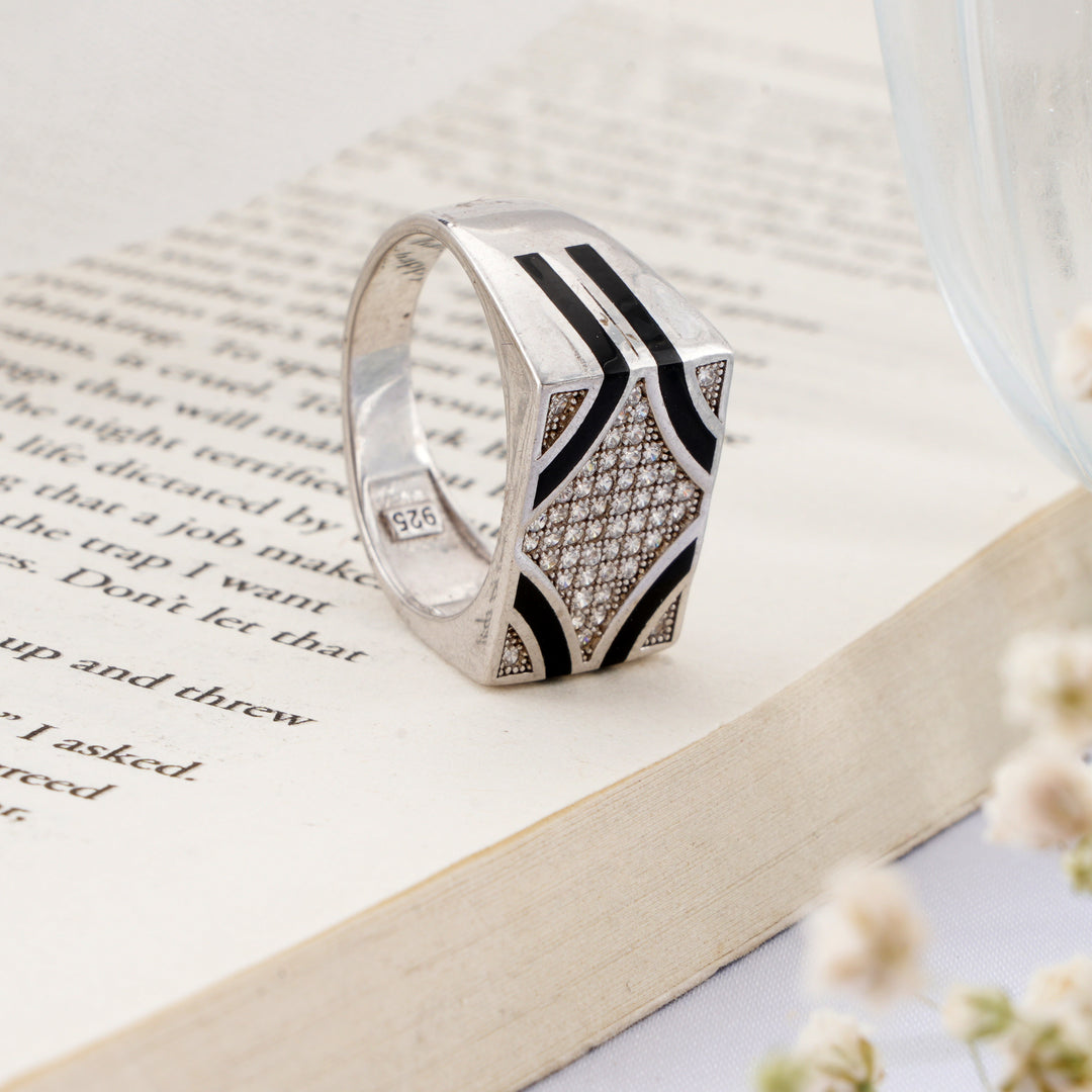 Deris Round Cut Silver Ring