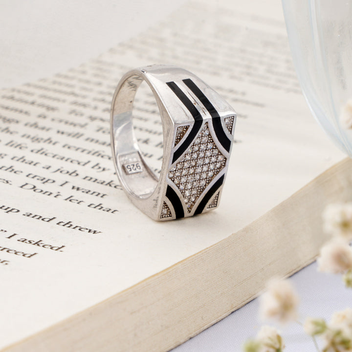 Deris Round Cut Silver Ring