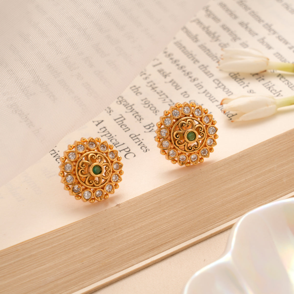 Emerald Center Floral Kundan Gold Plated Stud