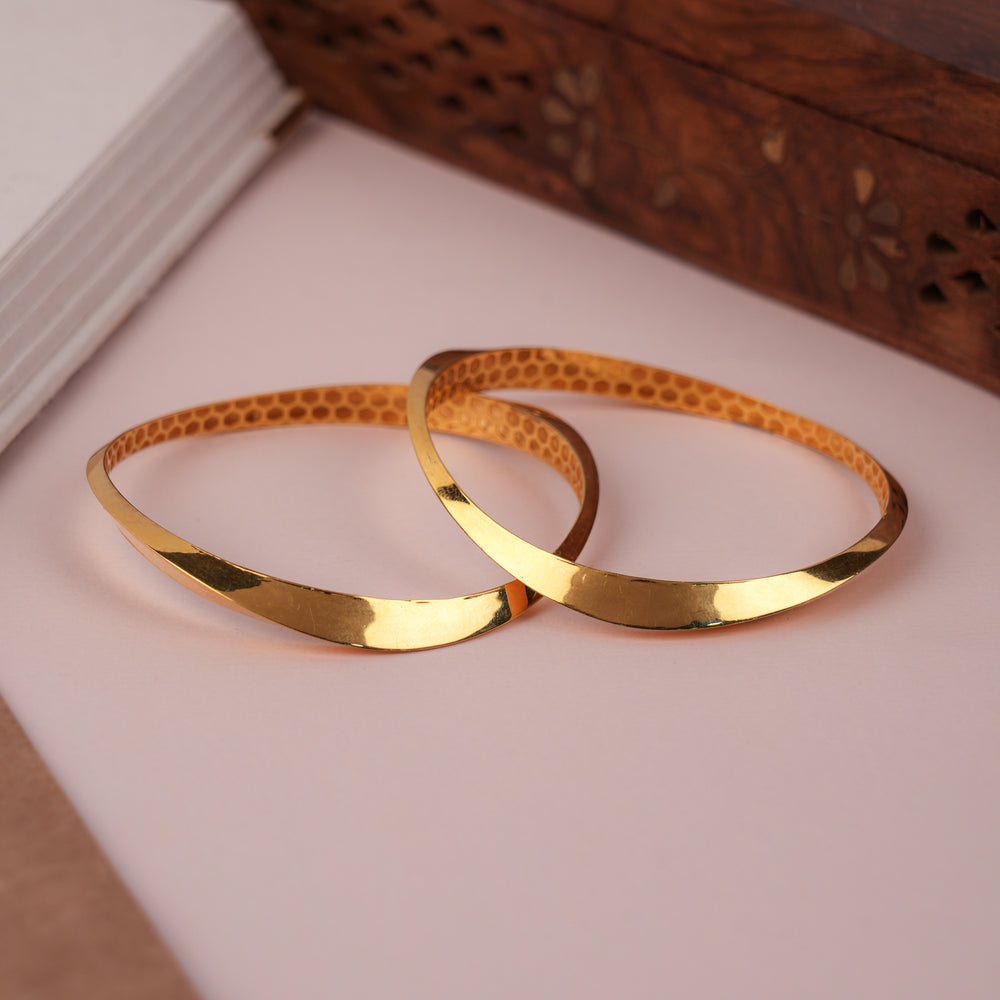 Elegant Wavy Design Casting Gold Bangles