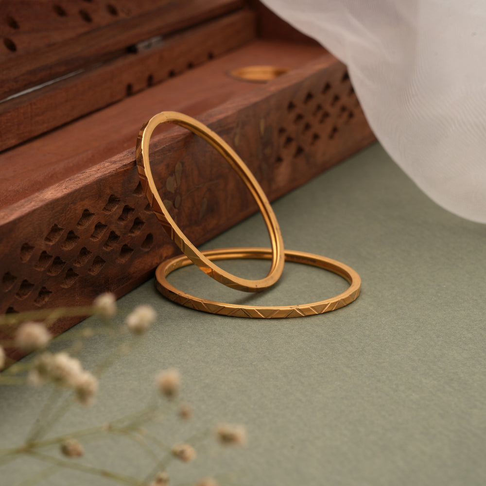 Sleek Minimalist with Zigzag Lines Gold Bangles