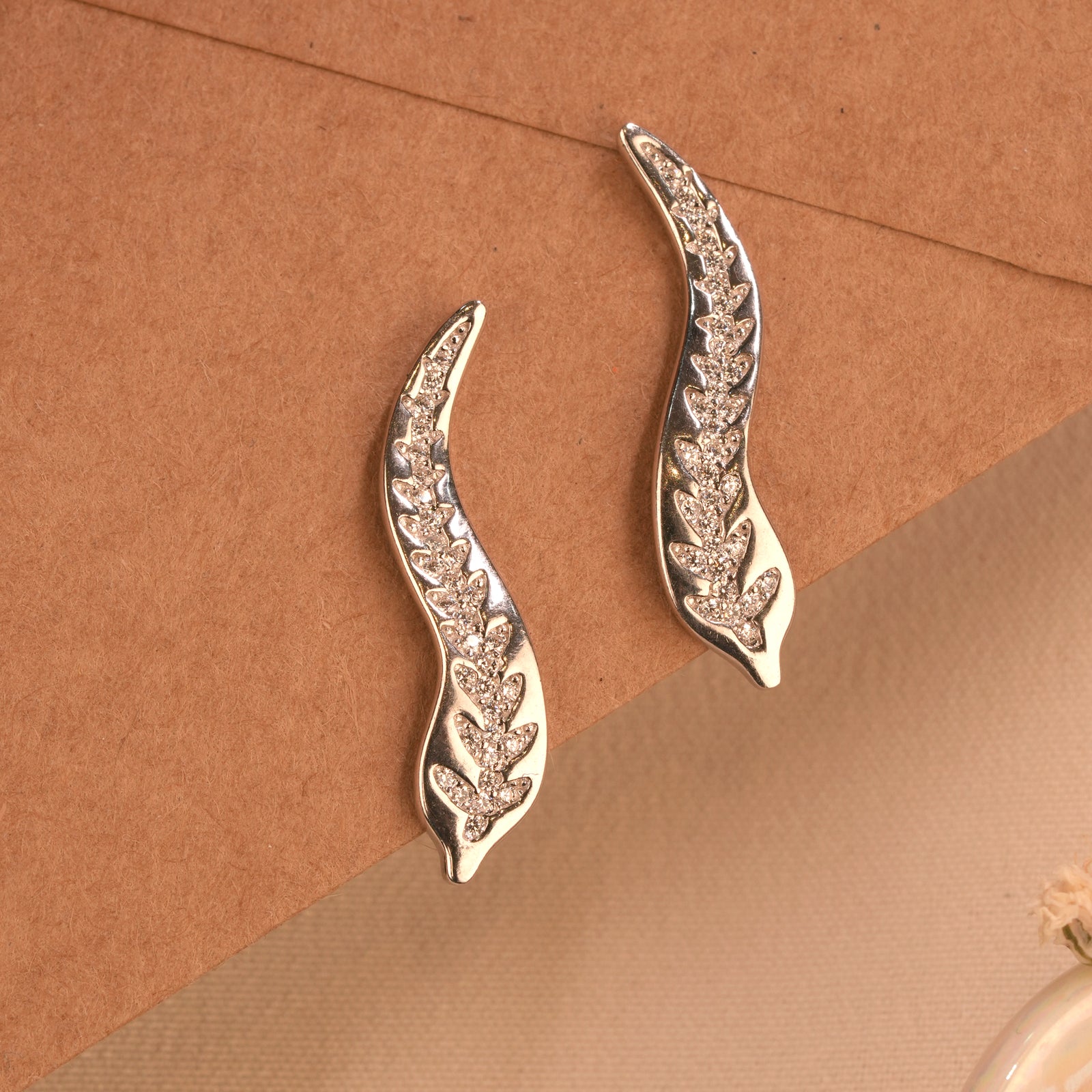 Dazzling Leaf Design Silver Curved Ear Stud