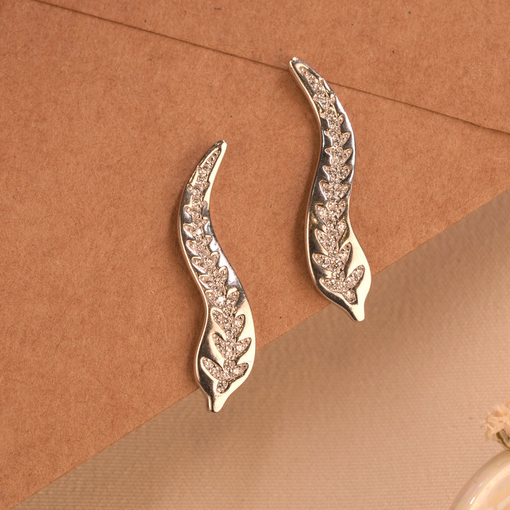 Dazzling Leaf Design Silver Curved Ear Stud