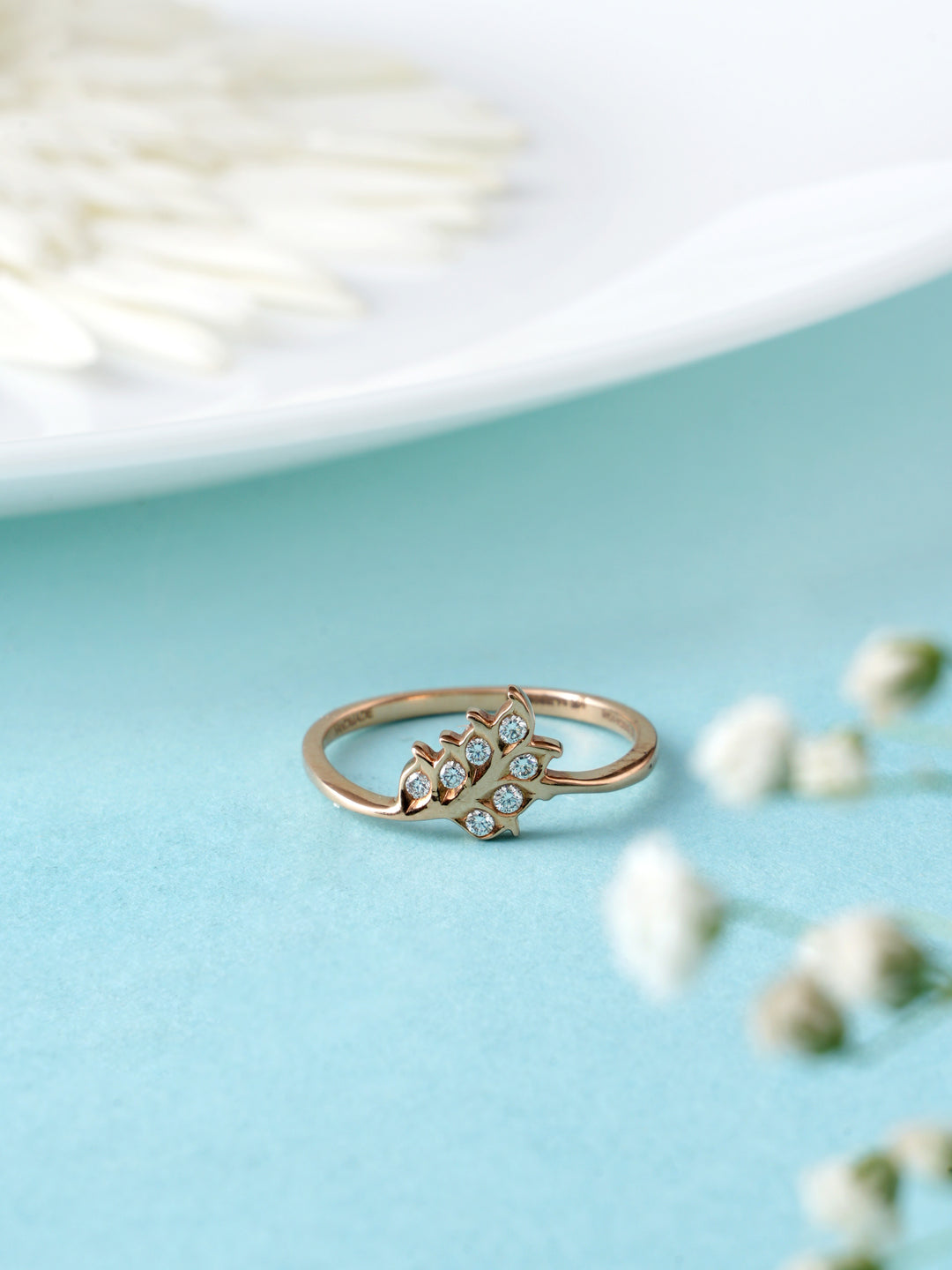 Elegant Leaf Pattern Diamond Ring