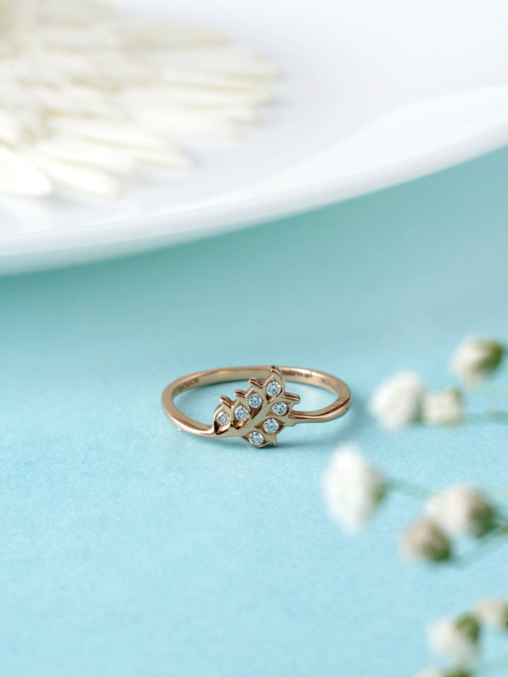 Elegant Leaf Pattern Diamond Ring