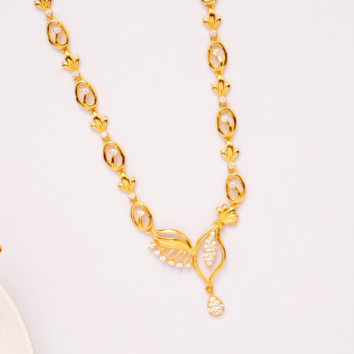 Classic Feather Pattern Golden Necklace Set