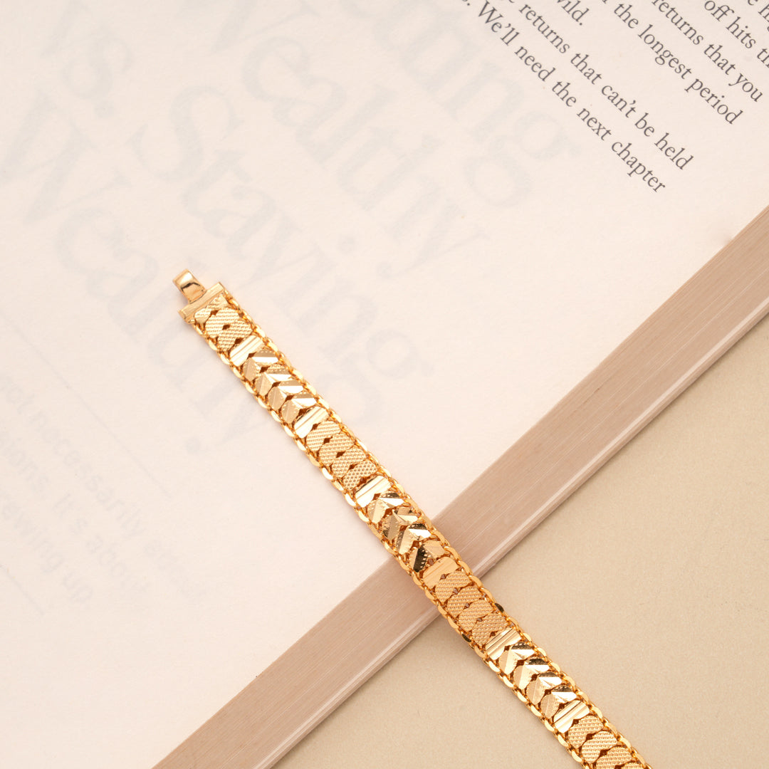 Sleek Link Design Men’s Golden Bracelet